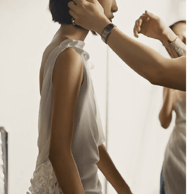 Handcrafted fashion show integrated with technology and contemporary art
