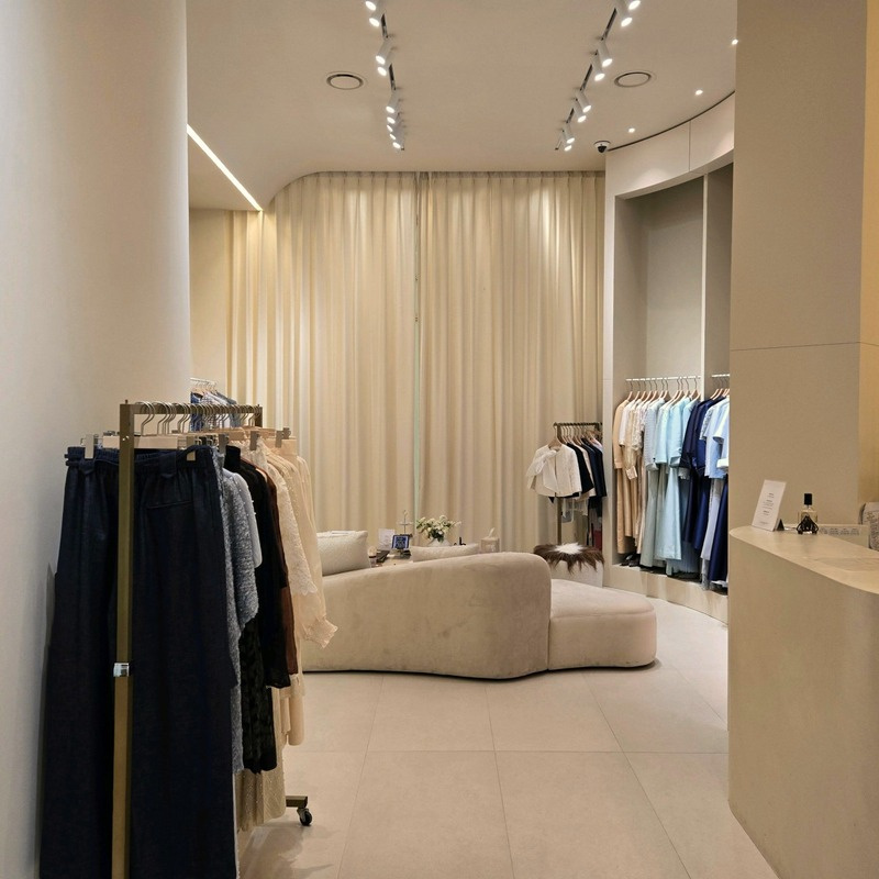 1Lerra Marie Belle interior display